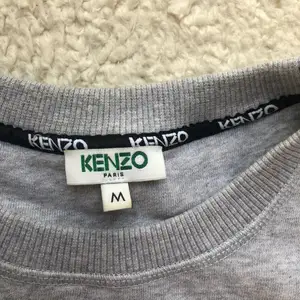 Grå kenzo sweatshirt i storlek M. Nyskick, använd endast ett par gånger.