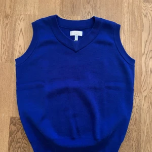 Blå Väst  - Klarblå väst från Gianni Feraud, nypris 1.100kr. Använd en gång, nyskick. Strl 38, tightare modell. Skicka meddelande för fler bilder. 