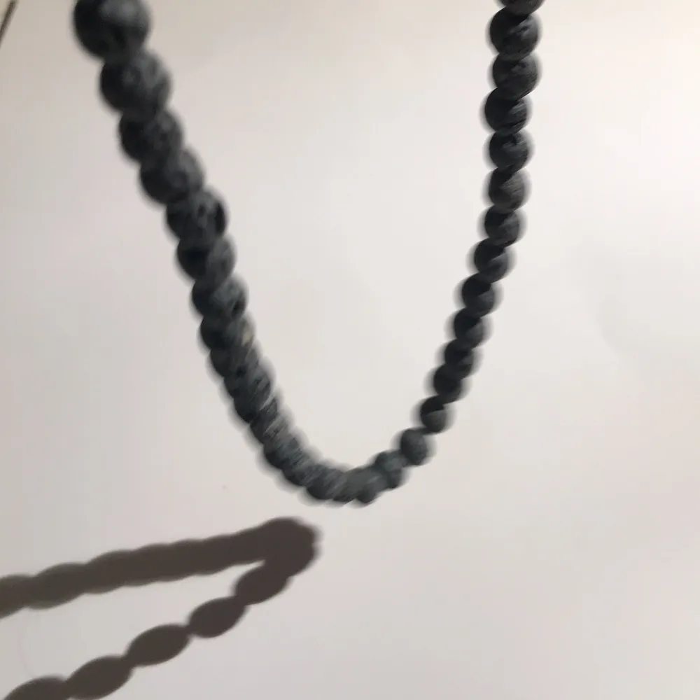 Halsband grå/svarta stenar går att göra längre/kortare:)). Accessoarer.