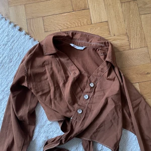 Ljuvlig skjorta från Zara 🌻 - Superfin skjorta från Zara, säljs då den är en aning stor- helt oanvänd 🌻