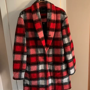 Rutig kappa - Helt ny rutig kappa från Scotch & Soda. Storlek 3, passar S-L beroende på hur man vill att den ska sitta. 