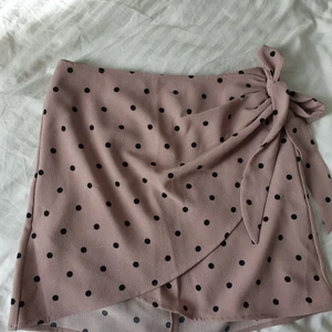 Fin kort polkadot kjol - Fin kort kjol i Storlek 38. Kan skickas annars finns i Malmö💌 