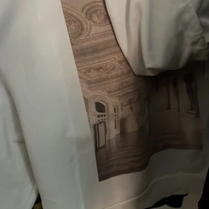 Hoodie med tryck - Super skön och fin med trycket bakom, säljer på grund av att den knappt kommer till användning. Inte jätte bra bilder men kom privat om du vill ha fler