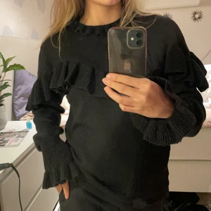Volang tröja!  - Snygg stickad tröja med lite volanger på bröstet, kragen och ärmarna! Är i stl L men passar mig som oftast har S på kläder och är 160 cm. Passar säkert er som brukar ha M/L men att den sitter lite tajtare än vad den gör på mig🖤 jättefin och passar till allt! 