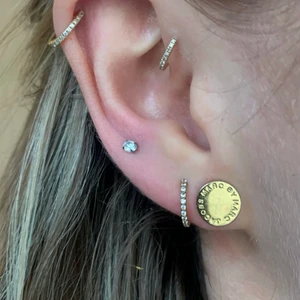 Marc Jacobs guldörhängen  - Ett par Marc Jacobs örhängen som jag knappt använder, köpta för ca 800 kr och säljer dom nu för 200. Ett av örhängena saknar ”original pluppen baktill, men det syns som tur är inte💘