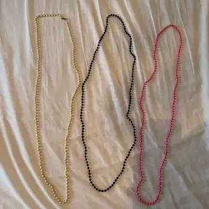 Tre olika halsband som man kan lägga alla samtidigt 