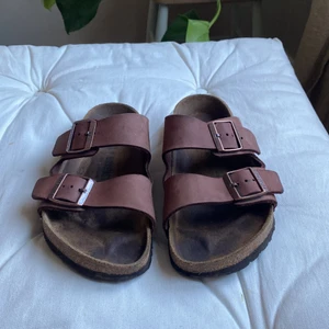 Birkenstock tofflor 39 - Jättefina!! Flyttrensning- Massvis med kläder till billiga priser!!  jag samfrakrar så kolla gärna mina andra annonser!   Kan skicka med frimärken eller spårbart, Frakt priset baseras på paketets vikt! Jag ansvarar inte för postens hantering av paket.   Kontakta mig vid frågor :) 