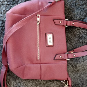 feel - Jättefin oanvänd feel väska från ullared. Den är väldigt rymlig. Köparen står för frakten!