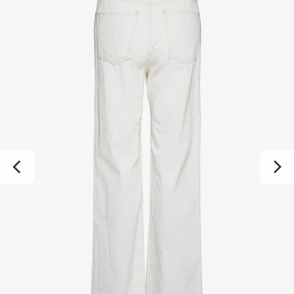 Säljer mina vita jeans från New Yorker, storlek xs. Väldigt tajta där uppe men stötta ner mot benen. . Jeans & Byxor.
