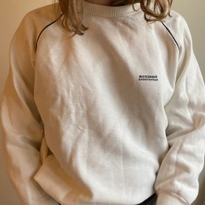 Snygg vit sweatshirt!! - Vit vintage sweatshirt i sportig stil! Strl S och frakt 62kr, går att mötas upp i Uppsala🤍🧚🏼🧚🏼