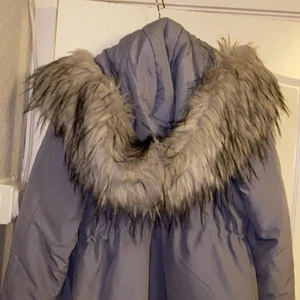 Vinterjacka H&m - Hej! Säljer min vinterjacka som inte kommer till användning och som för det mesta bara har hängt i garderoben. Kommer tyvärr inte ihåg vad jag köpte den för men ca. 300-400kr. Det finns en liten fläck som knappt syns och som jag inte testat att ta bort. Priset kan diskuteras. Jackan är i storlek XS, men den passar även om du har storlek M/L. Jackan är väldigt tjock, varm och mysig🥰 (obs. Pälsen är inte äkta!) Skriv gärna för fler bilder!!