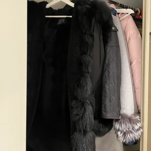 Strl S - Funderat länge på att sälja denna då den verkligen inte kommer till användning och den ser i princip helt ny ut. Köpte den då det var ”en trend” med dessa jackor men därefter använde jag den ca 5 gånger haha. Kom med egna bud så kan vi prata ihop❤️meddela mig för mer specifika bilder osv. Köpt för 5999 kronor och jag lägger den för 1500 men kom med egna bud! Jackan kommer från Garoff. Kan gå ner i priset ifall vi pratar ihop. Äkta päls! 