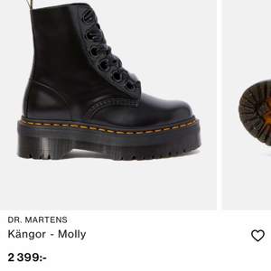 Original Dr Martens Molly-plattform i svart storlek 39 med sammetssnören.  Används sällan (se insidans logotyp i skons sula), bara några repor framtill på skon.  Priset är förhandlingsbart!