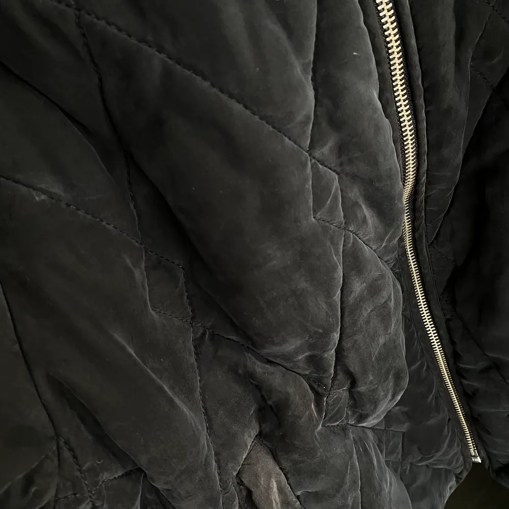 Modern och populär jacka från samsøe o samsøe. Modellen heter ambrosia jacket. Storlek M. Fint skick, ser lite flammig ut på bild men det är materialet som är sammetsliknande. Nypris ca 2000kr.. Jackor.