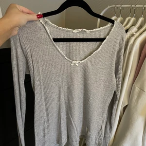 Odd molly - Ljusgrå Odd molly tröja i storlek 1. Använd fåtal gånger. Kan fraktas om köparen står för frakt (66kr)