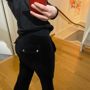 Juicy couture byxor  - Säljer mina juicy couture byxor som bara är använda ett fåtal gånger💕skriv privat för fler frågor.