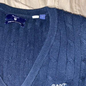 Stickad Gant tröja  - Mörkblå fin stickad tröja från Gant. Använd ett fåtal gånger och skick som ny. Ser smutsig ut på bild men det är bara ludd som försvinner. Storlek S och köpt på Gant butik för 1199 men säljer för 300. Kan hämtas i Linköping eller fraktas men då står köparen för frakten 
