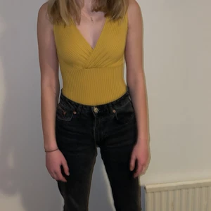 Gul body från HM i storlek xs - Fint skick, använt få gånger, från HM, köparen står för frakt 