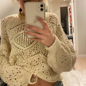 Stickad tröja - Säljer min fina stickade tröja från Zara. Färgen är typ benvit☁️  aldrig använd. buda!!