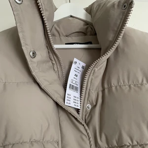 GINA TRICOT lola puffer vest - Säljer denna oanvända (helt ny) väst då jag beställde en svart också som jag hellre vill ha. Västen är så snygg, lite oversized men stramar åt midjan. Storlek XS men passar om du är en S också då den är större i modellen. Skickar gärna fler bilder om det önskas. Nypris: 599. 