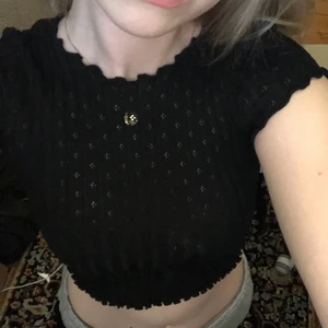 Svart topp från Urban outfitters - En superfin topp/t-shirt från Urban outfitters. Den har ett superfint mönster och är lite genomskinlig men ändå täckande💋💋