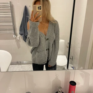 Zara kofta - Säljer min gråa overzise kofta från Zara! Ganska tjock och mysig