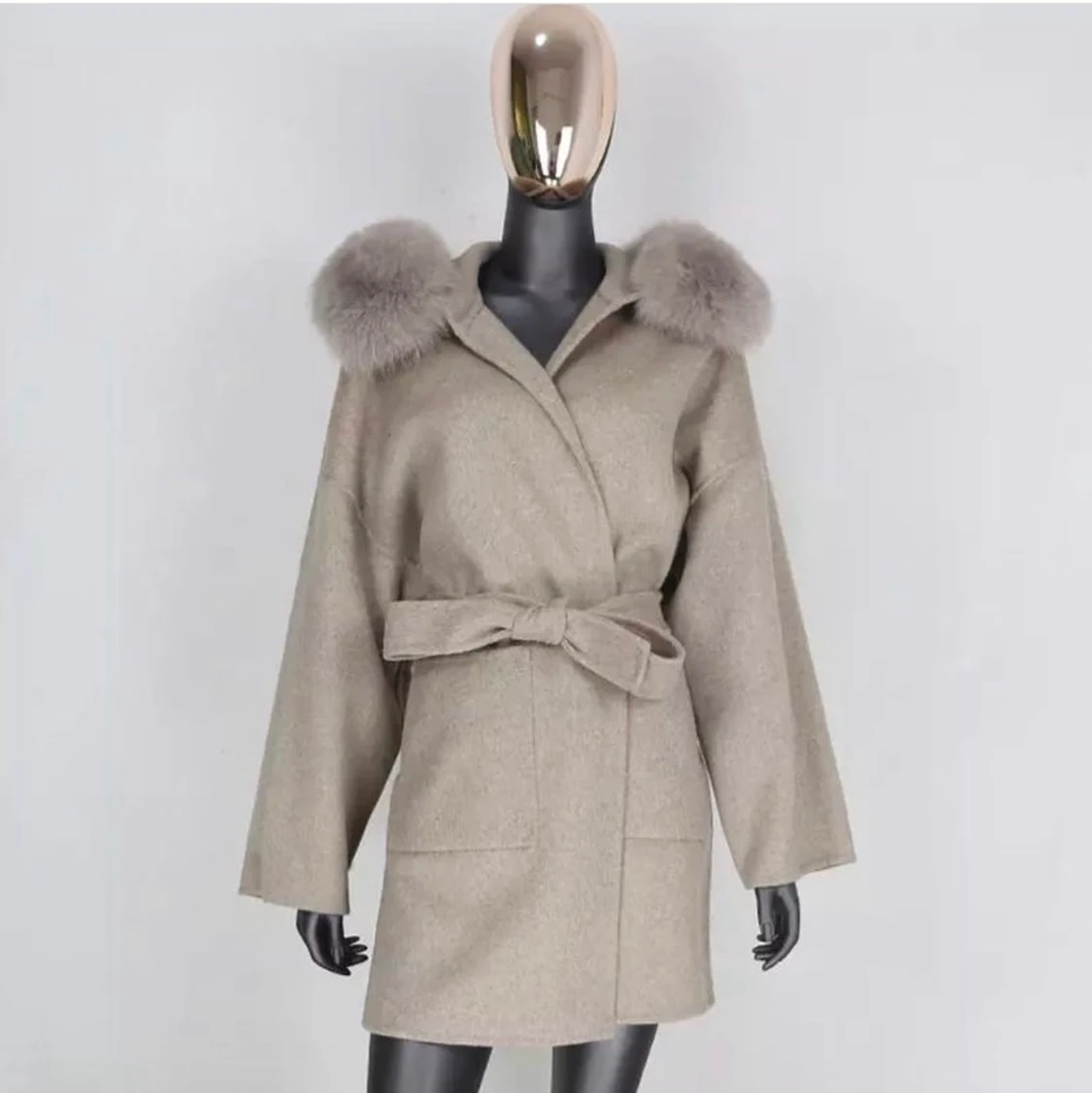 Helt ny och oanvänd pälskappa (L)