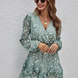 Klänning - Väldigt fin klänning ifrån shein som jag köpte för cirka 1 år sen och har tyvärr bara legat och tagit plats i garderoben sen dess. Alltså aldrig använd, endast testad. Skulle nog bedöma den som en S då jag var en xs sist jag provade den och då var den lite stor för mig