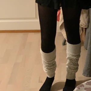 Ben-värmare - Superfina vit/glitteriga stickade ben-värmare. Dessa är i bra skick och passar alla.