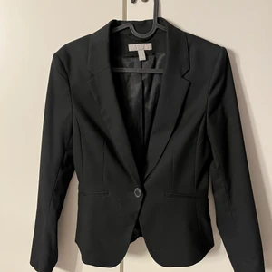 Svart Kavaj med perfekt längd🖤 - En kavaj som passar för alla outfits, älskar den men kommer inte till användning 💗