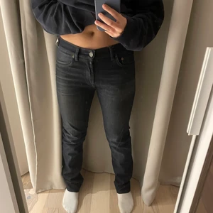 Acne jeans - Lågmidjade acne jeans!! Jag är 160 och har vanligtvis w27/28 så de är lite stora på mig, frakt tillkommer
