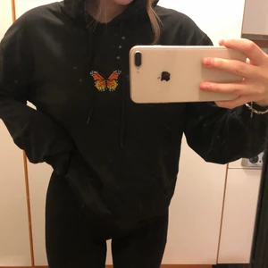 Svart hoodie - Svart hoodie från shein. Tunn men skön och det bra ut på!