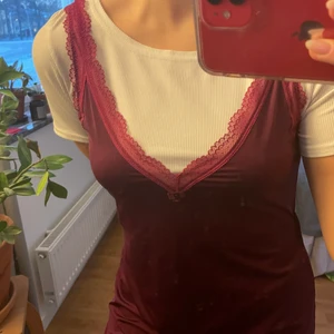 Klänning med siden o spets  - Så fin klänning!! As ball burgundy färg, sitter lite lösare på mig som är en S. Har en tröja under på bilden vilket den också är snygg med. 145 inkl frakt