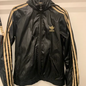 Adidas vindjacka storlek xs  - Hej säljer denna fina vindjacka i fint skick storlek xs köparen betalar frakten på 59 kr 