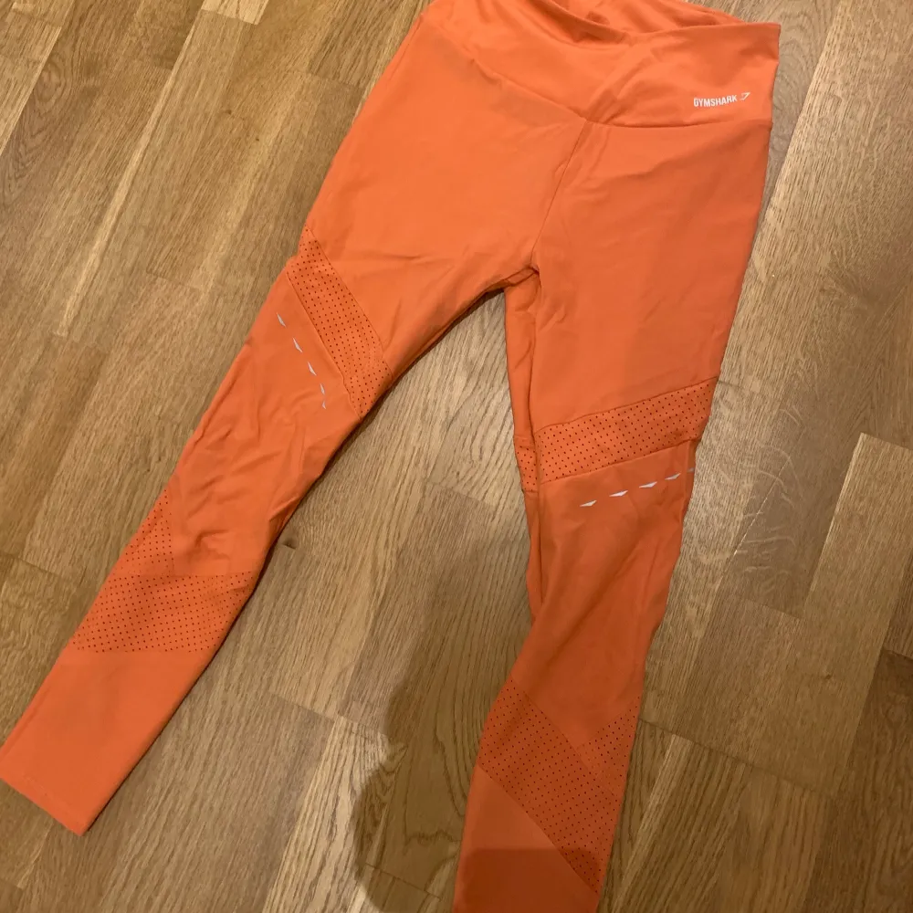 Orange träningstights från Gymshark. Endast provade.  Nypris: 650 kr Mitt pris: 200kr Storlek M Fraktar gärna 😊. Jeans & Byxor.