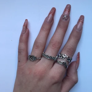 Silvriga ringar - Supersöta silvriga ringar, diametern är ca 17-18mm! Alla för 20kr + 12kr frakt😊