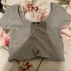 Grå Croptop Bershka - En grå croptop från Bershka i storleken S, Super gullig och fin till sommaren ✨