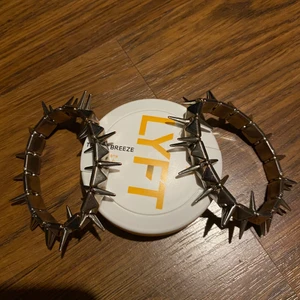 G - 2st armband med special nitar. 