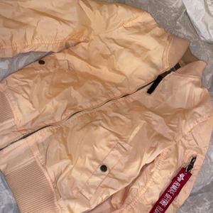 Alpha jacka - Denna jacka har jag använt ett fåtal gånger. Den är i jätte fint skick och har en väldigt unik färg, denna sitter jätte fint på, jag kan både posta och mötas upp med varan!💓