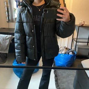  Nakd - Pufferjacket - Svart varm pufferjacket med glansigt material. Oversized modell, kan mötas upp i Stockholm annars tillkommer frakt 😊 liten flärp som e av där man hänger upp jackan. Men det syns inte och märks inte 😊