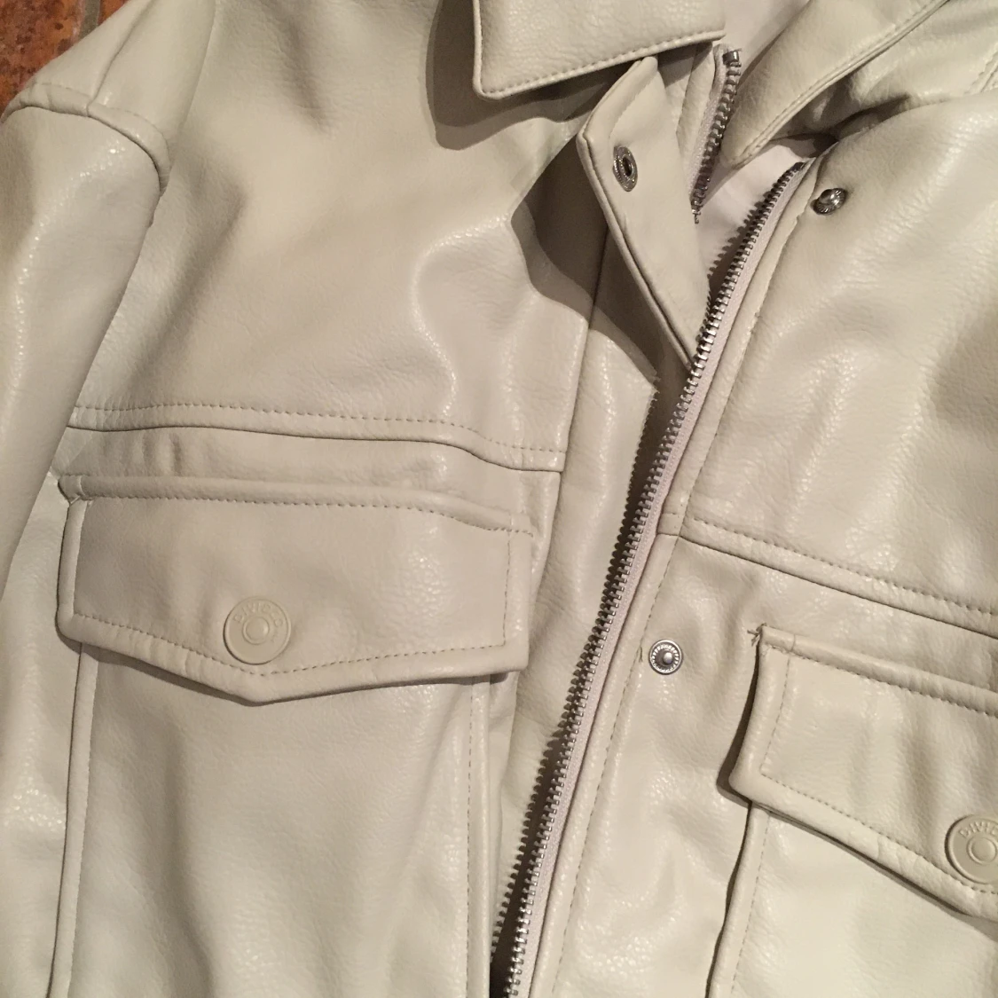 Skinnjacka i rak modell. Strl S - 90