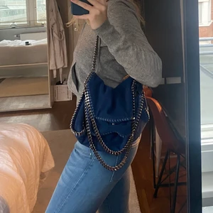 Stella McCartney väska  - Min underbara Stella McCartney väska🌟🌟 superfin och i bra skick utöver lite missfärgningar på kedjorna TILL ALLA SOM FRÅGAR BILDER KOMMER I VECKAN!