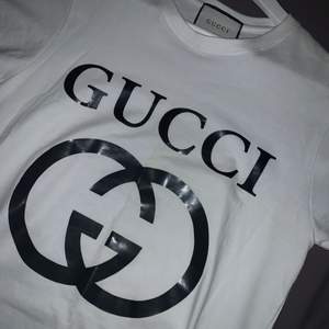 Stilren Gucci tröja, aldrig använd då den ej passar mig, säljer den billigt då det finns en beige aktig fläck, men tror det går att tvätta bort. Köparen står för frakten🥰 (ej äkta) 