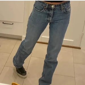 Zara jeans - Säljer dessa mid rise, blåa jeans från zara i 36❤️ 2 första är lånade bilder! Säg till om ni vill ha fler! Dom är klippta så dom passar  någon som är 160-165 typ❤️ 