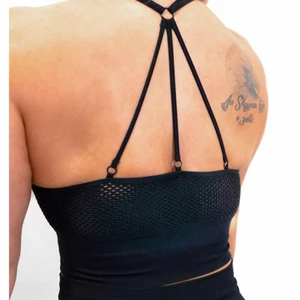 Xshapes träningsbh top sassy S - Sassy toppen är tillverkad med seamless-teknologi, för att framhäva dina former på bästa sätt. Banden i ryggen korsas och möts av en diskret mesh nertill. Banden är justerbara.  Använd en gång! Samfraktar!