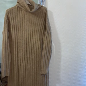 Stickad klänning  - Säljer min supersköna klänning den är väldigt skön och har använt den 2 gånger bara. Min stickade klänning är i storlek S och passar fett bra till vintern.