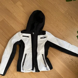 Vit och svart skidjacka XS - En vit och svart skidjacka från Everest. Väldigt bra skick, ingenting är sönder :)