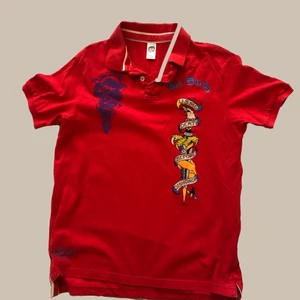 Ed Hardy tröja - Cool ed Hardy tröja. Inte använd. Storlek xl men tycker den inte är så stor på mig som är en s-m. Buda gärna om ni vill ha!