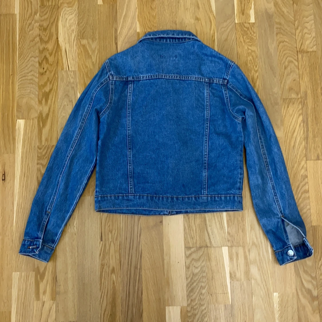 Jeansjacka i blå färg storlek M - 91