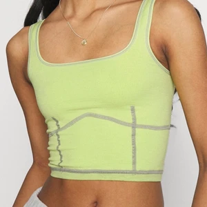 Topp - Topp från Urban Outfitters i storlek M, men passar även storlek S. Mycket bra skick och är av tjockt tyg (=inte genomskinlig). Nypris: 300 kr. Skriv privat om du har frågor eller vill ha fler bilder<33 